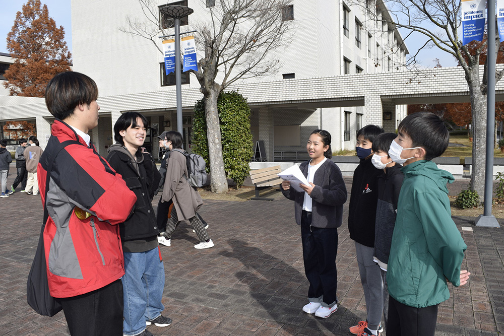 記事 東町小生徒たちが、神戸市外大学生と教員に英語でインタビューのアイキャッチ画像