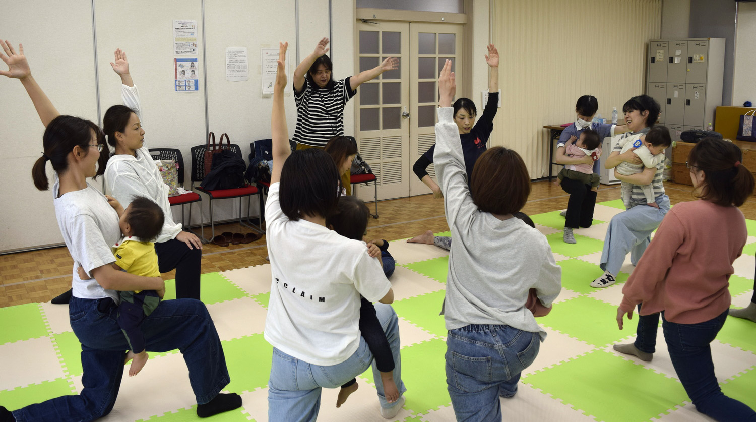 記事 おやこの広場　子育て支援ピーターパン「親子ヨガ」のアイキャッチ画像
