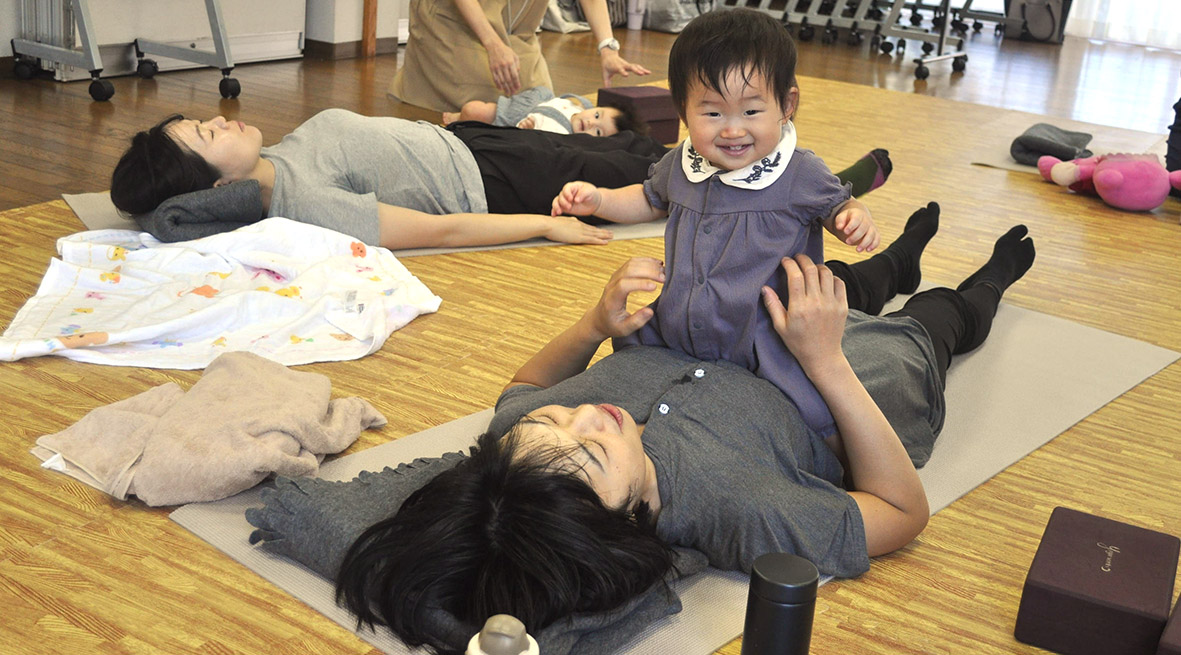記事 兵庫こどもつながるサポーター「親子ヨガ」のアイキャッチ画像